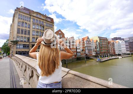 Voyager en Allemagne. Belle jeune femme explorant la ville de Hambourg, Allemagne. Banque D'Images