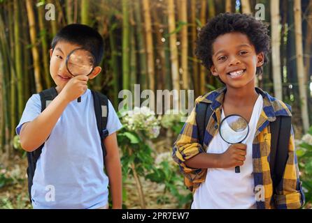 Vos amis remplissent votre vie de couleur. Photo de deux petits garçons explorant l'extérieur. Banque D'Images