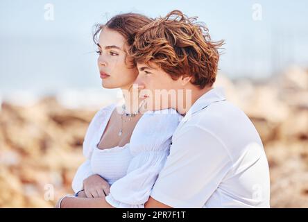 M'éloigner des côtes invisibles. Photo d'un jeune couple passant du temps ensemble à la plage. Banque D'Images