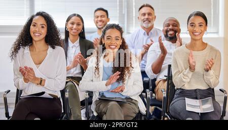 Donner du crédit quand il est dû. Photo d'une équipe de membres du personnel applaudissant lors d'une réunion d'affaires. Banque D'Images