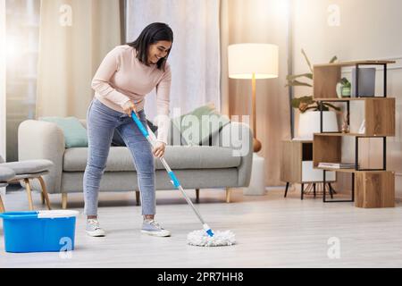 Il semble bien mieux maintenant. Une jeune femme se moque du sol à la maison. Banque D'Images