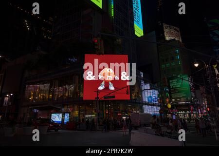 Magnifique vue de nuit sur Broadway avec des lampes LED et des bonbons image mm. New York. ÉTATS-UNIS. Banque D'Images