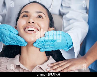 un travail Bravo. un dentiste vérifiant leur handiwork après une procédure. Banque D'Images