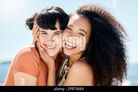 Sœurs par cœur et non par le sang. Deux jeunes femmes se tenant ensemble et se liant pendant une journée à l'extérieur. Banque D'Images