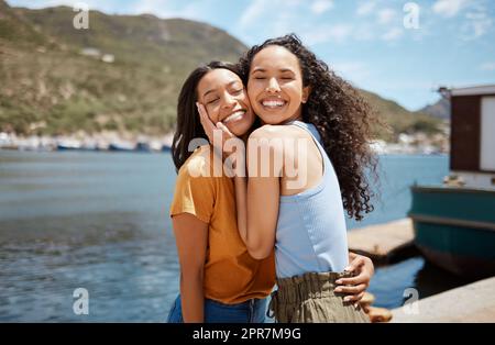 Trouvez un weirdo comme vous et ne les laissez jamais aller. Portrait de deux jeunes femmes accrochées ensemble à l'extérieur. Banque D'Images