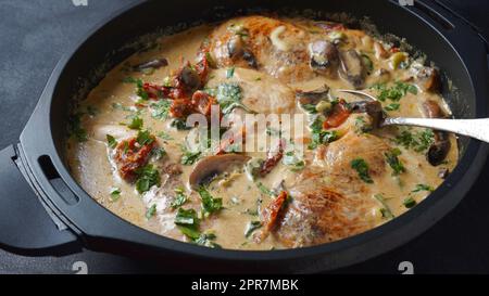 Poulet italien toscan crémeux aux épinards et aux champignons, et tomates séchées Banque D'Images