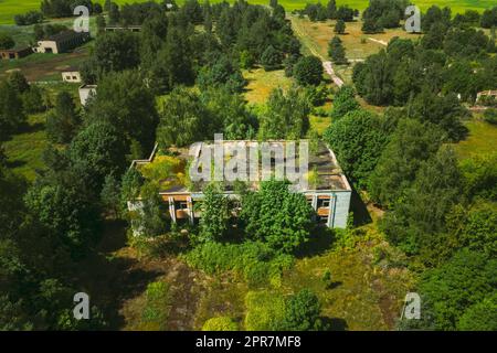 Bélarus. Vue aérienne du magasin abandonné dans la zone de Tchernobyl. Catastrophes de Tchernobyl. Maison en ruine dans le village biélorusse. Des villages entiers doivent être éliminés. Zone de réinstallation de Tchernobyl Banque D'Images