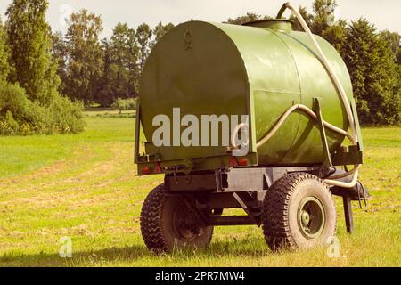 Réservoir mobile d'eau pour les vaches et les chevaux assoiffés Banque D'Images