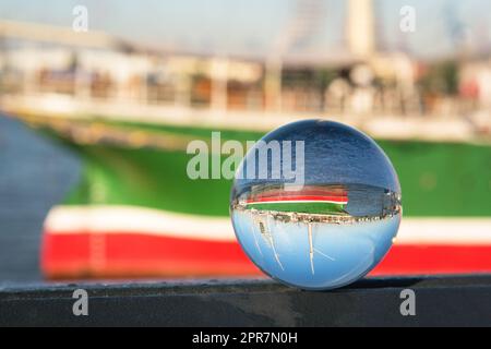 Bateaux de pêche et vieux quais avec vue sur la ville à travers le Lensball Banque D'Images