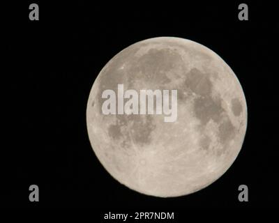 Satellite lune cratère grand rond belle lumière vive Banque D'Images