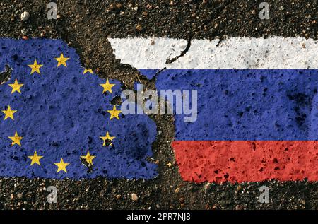 Sur le trottoir se trouvent les images des drapeaux de l'Union européenne et de la Russie, comme symbole de confrontation. Image conceptuelle. Banque D'Images