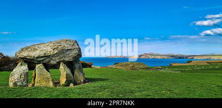 Carreg Samson connu sous le nom de Carreg Sampson, Samson's Stone, ou The Longhouse - Pembrokeshire Coast Path au pays de Galles, au Royaume-Uni Banque D'Images