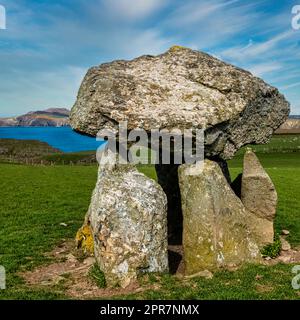 Carreg Samson connu sous le nom de Carreg Sampson, Samson's Stone, ou The Longhouse - Pembrokeshire Coast Path au pays de Galles, au Royaume-Uni Banque D'Images