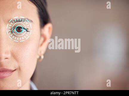 Conception artistique d'un scan de rétine avec cgi, effets visuels et spéciaux sur la femme hispanique pour la sécurité. Gros plan d'une femme de race mixte à la recherche d'un scanner de l'œil. Vue avant d'une demi-face Banque D'Images