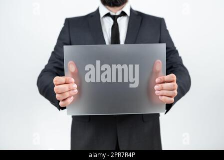 Affiche d'étiquette professionnelle pour adultes et présentation d'informations importantes. Homme d'affaires portant un costume montrant un tableau blanc rectangulaire pour la publicité d'affaires. Banque D'Images