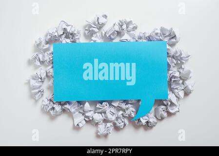 Des enveloppes en papier placées sous la bulle de la parole contenant des informations importantes. Notes froissées disposées sous le ballon de dialogue avec une nouvelle idée. Mémos froissé avec données critiques ci-dessus Banque D'Images