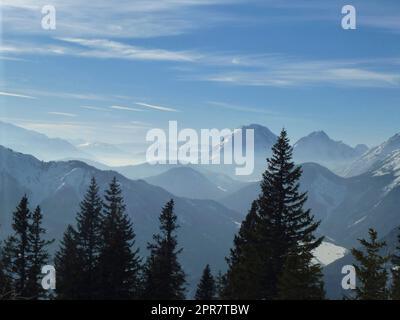 Randonnée d'hiver à la montagne de Pleisenspitze, Tyrol, Autriche Banque D'Images