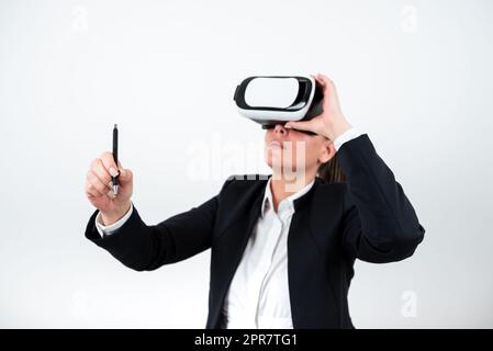 Femme portant des lunettes VR et pointant sur des mises à jour récentes avec un stylo. Femme d'affaires ayant des lunettes de réalité virtuelle et présentant une nouvelle idée. Cadre montrant les données en retard. Banque D'Images