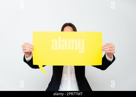 Femme d'affaires tenant une bulle de discours avec des messages importants. Femme présentant des informations de base sur le ballon de dialogue. Lady montrant des mises à jour récentes sur papier. Banque D'Images