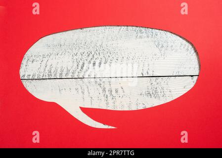 Bulle de discours rognée avec message important placé sur le sol. Couper la bulle de la boîte de dialogue avec les informations initiales à l'intérieur. Mises à jour récentes présentées dans Talking Box. Banque D'Images