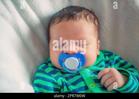 bébé endormi avec une sucette dans la bouche en gros plan Banque D'Images