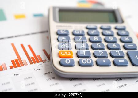 Calculatrice sur le papier de table de la feuille de préparation avec graphique. Développement financier, compte bancaire, Statistiques investissement recherche analytique économie de données, trading, rapports de bureau concept de réunion d'entreprise. Banque D'Images