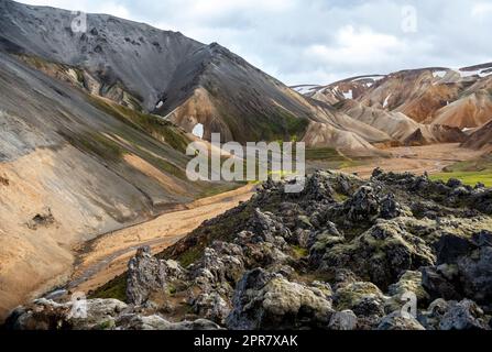 Montagnes volcaniques de Landmannalaugar dans la réserve naturelle de Fjallabak. L'Islande Banque D'Images