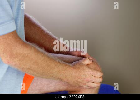 Genou gauche Auto-massage gros plan adulte White Man aide sa santé de genou Banque D'Images
