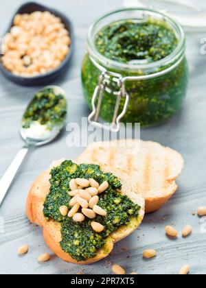 Baguette de pain avec du pesto frais Banque D'Images
