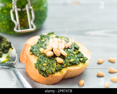 Baguette de pain avec du pesto frais Banque D'Images
