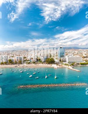 Paysage urbain de Limassol contre ciel bleu. Chypre Banque D'Images