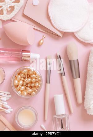 Produits naturels de soin de la peau et cosmétiques décoratifs sur rose clair, vue du dessus Banque D'Images