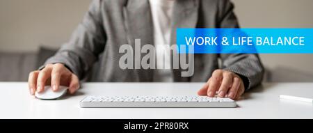 Texte travail et équilibre de vie et personne travaillant au bureau en arrière-plan. Banque D'Images