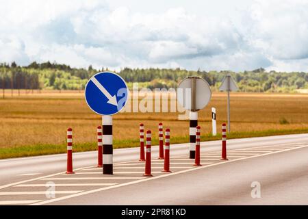 Des cônes orange et des panneaux de signalisation pour le contrôle de la circulation sur l'autoroute Banque D'Images