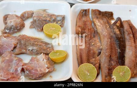 Repas traditionnel de Fesikh qui est fermenté, salé et séché de mulets gris du genre Mugil et morceaux de filets de hareng fumé chaud et Banque D'Images