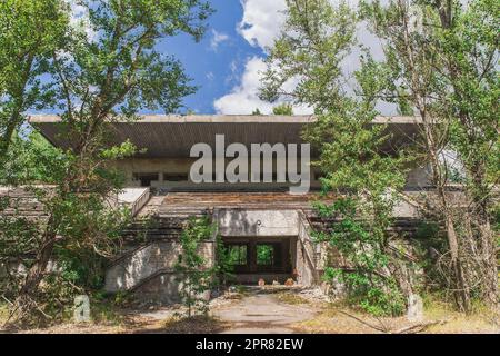 Pourriture de la tribune sur un terrain de football abandonné à Pripyat, en Ukraine Banque D'Images