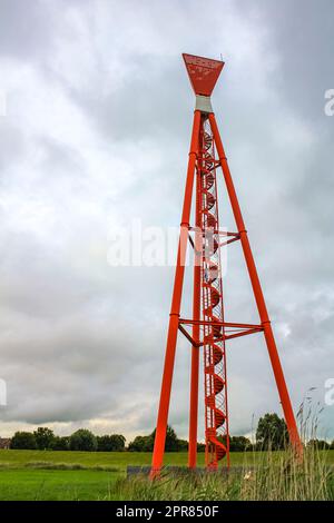 Zone industrielle grues tour rouge phare dike paysage marin panorama Allemagne. Banque D'Images