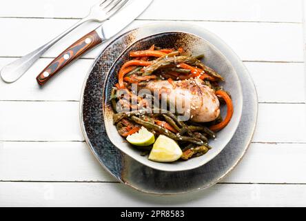 Cuisses de poulet grillées aux épices et aux légumes. Banque D'Images