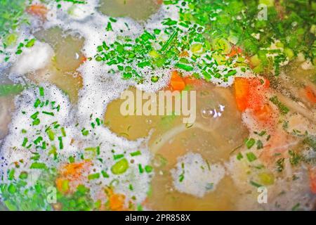 Soupe de poulet bouillante aux herbes et aux carottes, plats faits maison Banque D'Images