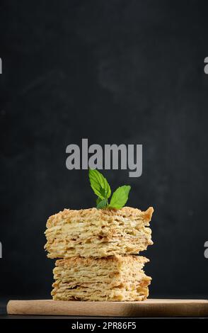 Une pile de tranches de tarte Napoléon cuites à la crème. Pâte feuilletée, délicieux dessert Banque D'Images