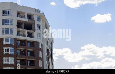 Un bâtiment résidentiel a été endommagé après avoir été frappé par une fusée. Perçages de coques dans un bâtiment à plusieurs étages. Conséquences de la guerre avec la Russie. Terrible destruction du bâtiment par des coquillages. Banque D'Images