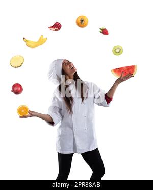Femme chef prépare un nouveau reçu avec des fruits Banque D'Images