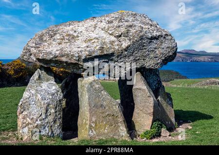 Carreg Samson connu sous le nom de Carreg Sampson, Samson's Stone, ou The Longhouse - Pembrokeshire Coast Path au pays de Galles, au Royaume-Uni Banque D'Images