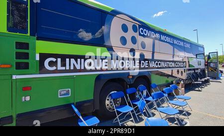 Toronto, Canada - 03 juin 2022 : un autobus mobile de cliniques de vaccins Covid-19 offrant gratuitement des vaccins Coved-19 à Toronto Banque D'Images