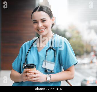 Une petite femme médecin avait un café au travail. Banque D'Images