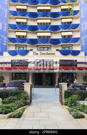 L'hôtel Dorchester sur Park Lane est décoré pour le Coronation des rois Charles III sur 6 mai 2023, à Londres, Royaume-Uni Banque D'Images