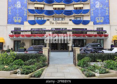 L'hôtel Dorchester sur Park Lane est décoré pour le Coronation des rois Charles III sur 6 mai 2023, à Londres, Royaume-Uni Banque D'Images
