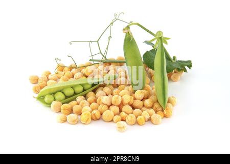 Pois secs entiers et plante avec des gousses de pois sur blanc Banque D'Images