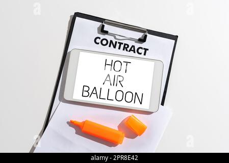 Affiche affichant le ballon d'air chaud. Approche d'affaires ont une promenade dans l'intérieur d'un panier vol romantique voyage tablette avec message important sur marqueur, presse-papiers et morceau de papier. Banque D'Images