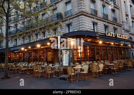 Brasserie traditionnelle située sur la place du Trocadéro, le Cafe Kleber est célèbre pour sa cuisine française avec des accords régionaux. Banque D'Images